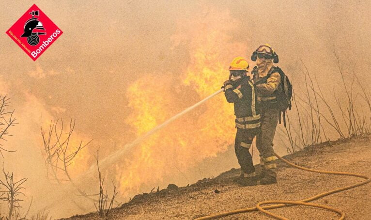 Bomberos trabaja en el control y extinción del incendio de la Vall d'Ebo (3)