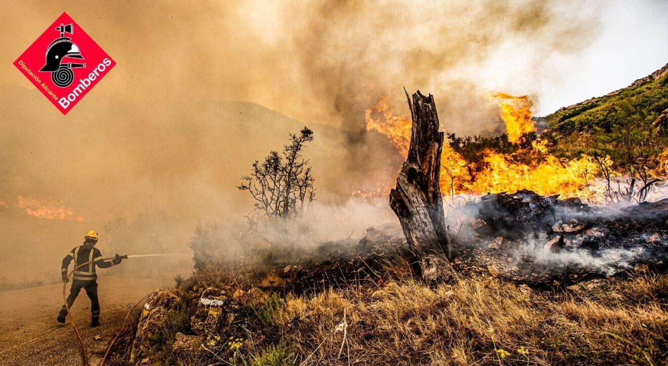 Bomberos trabaja en el control y extinción del incendio de la Vall d'Ebo (4)