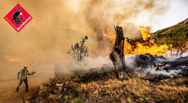 Bomberos trabaja en el control y extinción del incendio de la Vall d'Ebo (4)