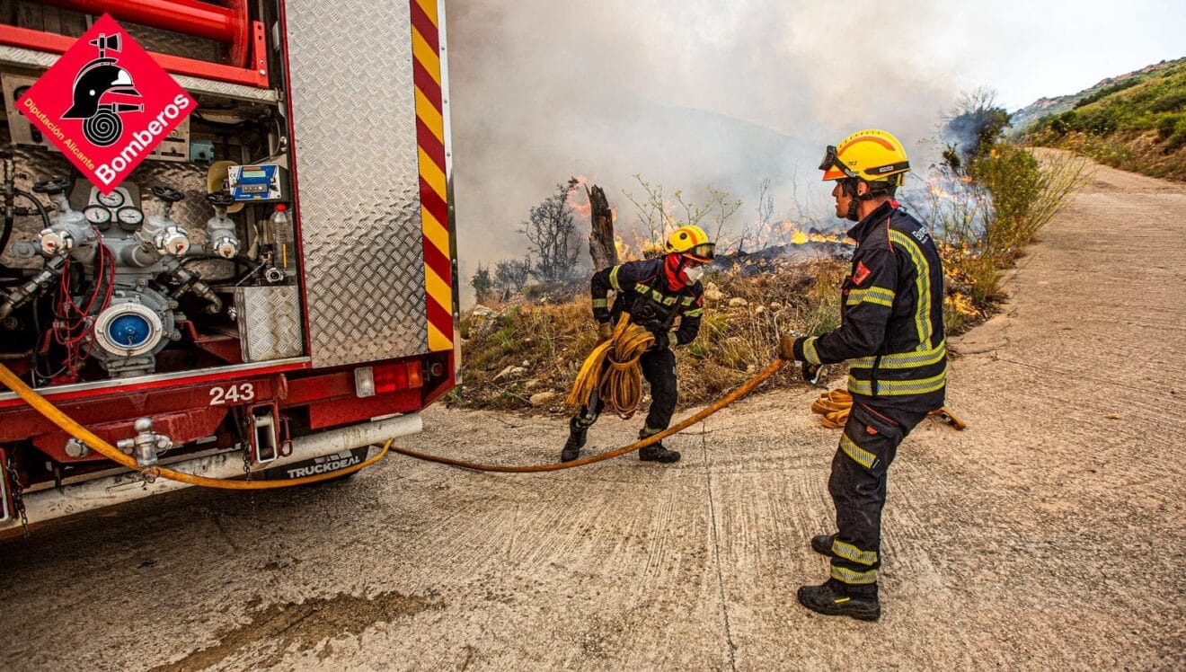 Bomberos trabaja en el control y extinción del incendio de la Vall d'Ebo (5)