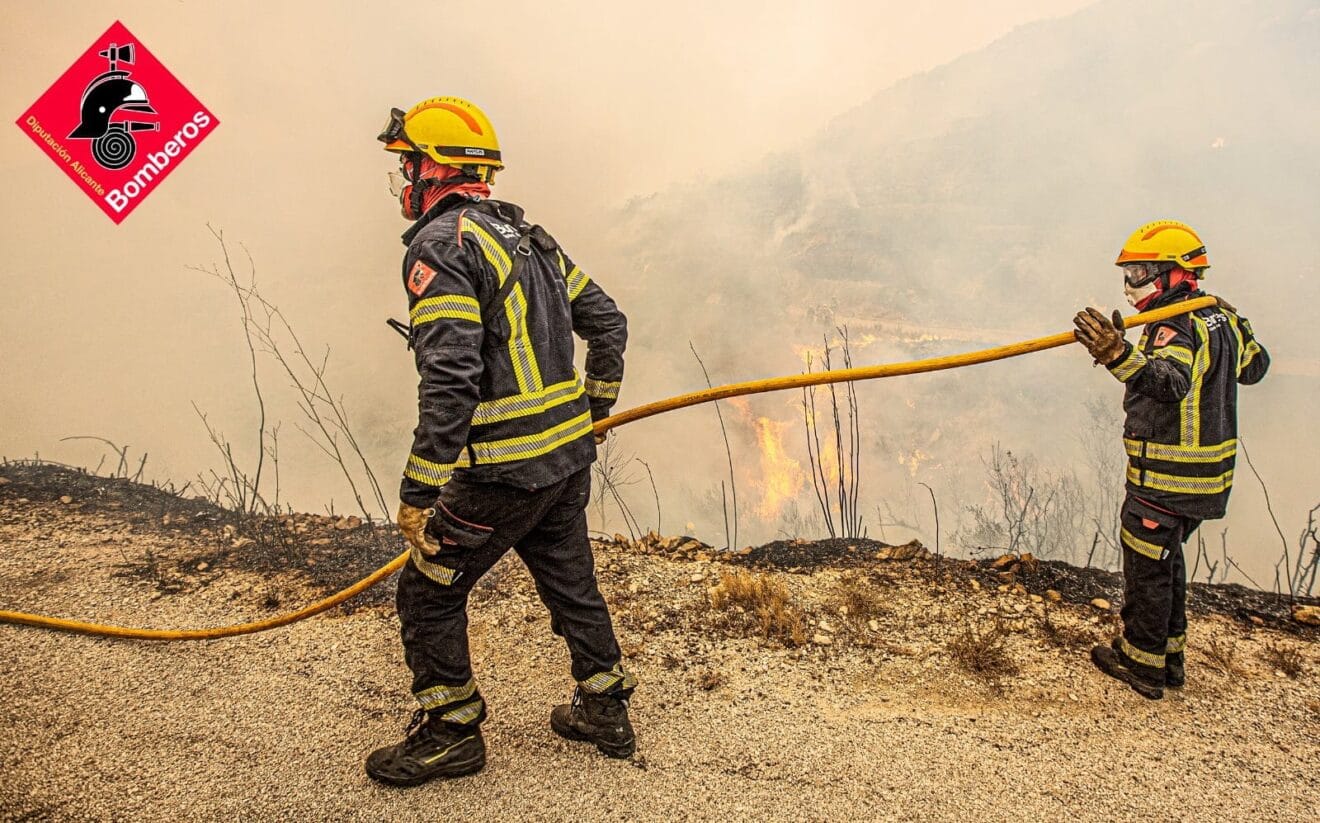Bomberos trabaja en el control y extinción del incendio de la Vall d'Ebo (6)