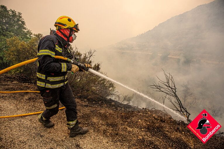 Feuerwehrleute arbeiten, um das Feuer im Vall d'Ebo zu kontrollieren und zu löschen (7)