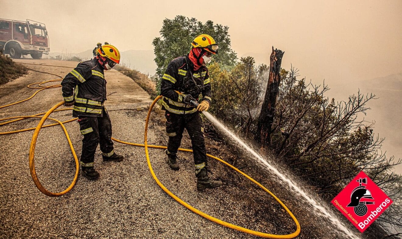 Bomberos trabaja en el control y extinción del incendio de la Vall d'Ebo (8)