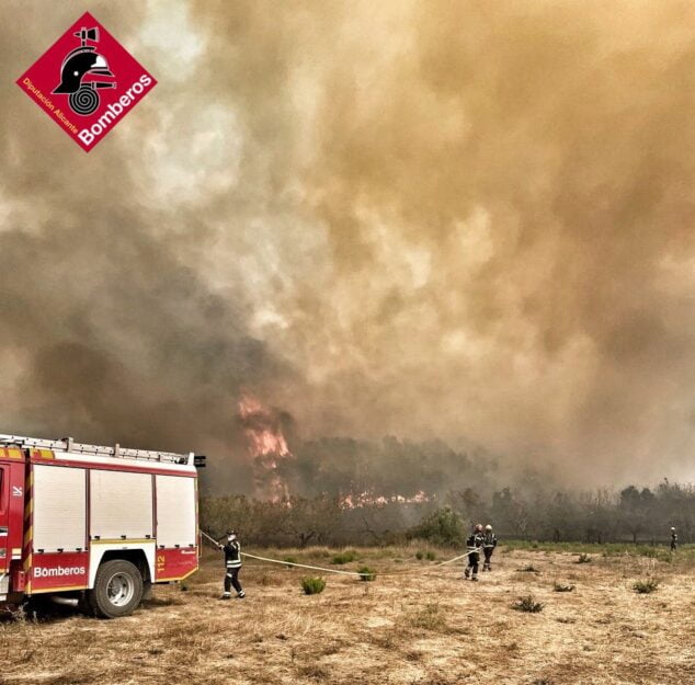 Imagen: Bomberos trabajando en la extinción del incendio de Vall d'Ebo
