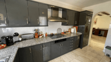 Cocina totalmente equipada en gris oscuro