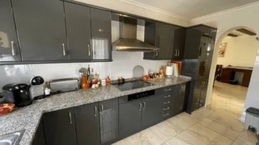 Cocina totalmente equipada en gris oscuro