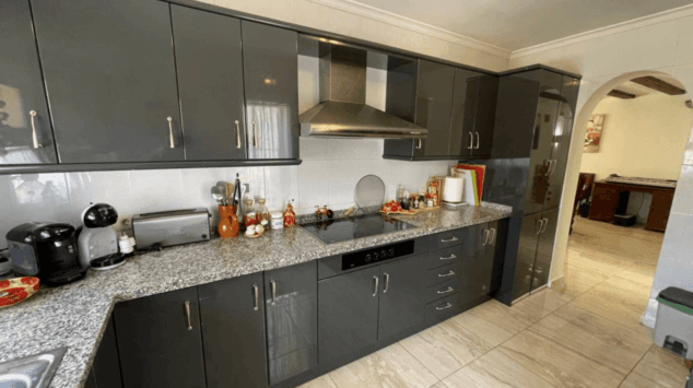 cocina totalmente equipada en gris oscuro