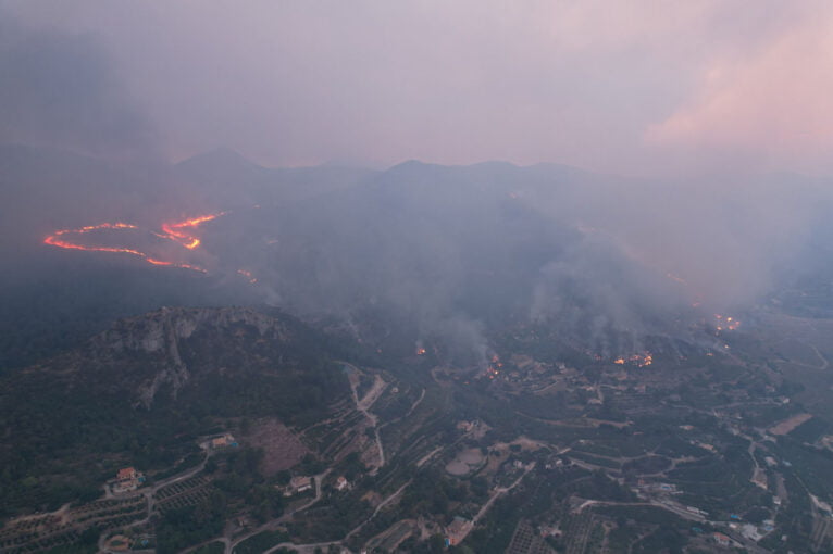 Cordón de fuego amenazando el pueblo de Pego