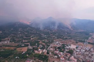 cordon de llamas avanzando hacia el pueblo de pego