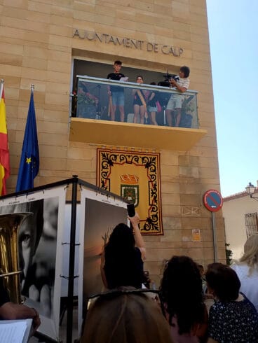 Crespo ante la ciudadanía de Calp durante el relevo de la alcaldía por las fiestas patronales