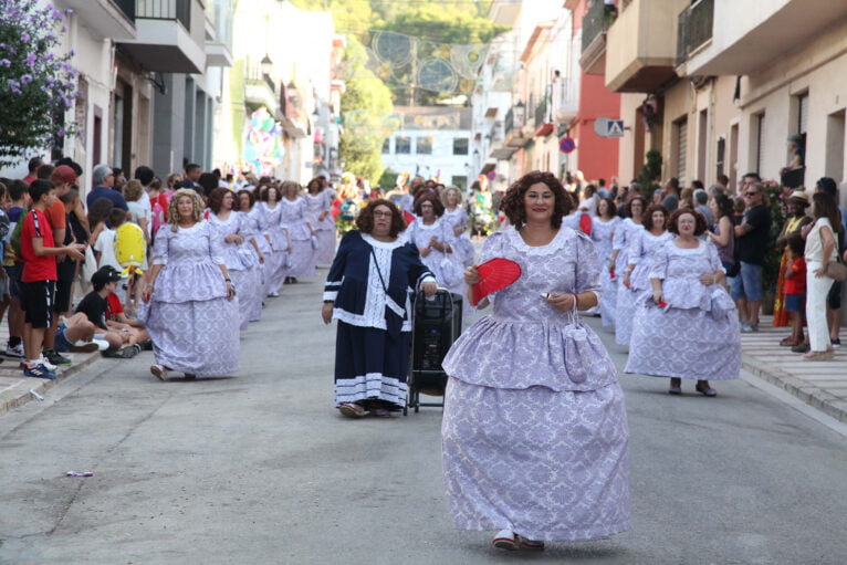 Desfile de carrozas en las fiestas de Gata de Gorgos 01