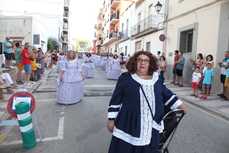 Desfile de carrozas en las fiestas de Gata de Gorgos 02