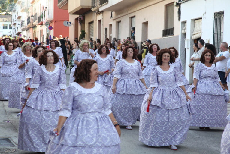 Desfile de carrozas en las fiestas de Gata de Gorgos 05