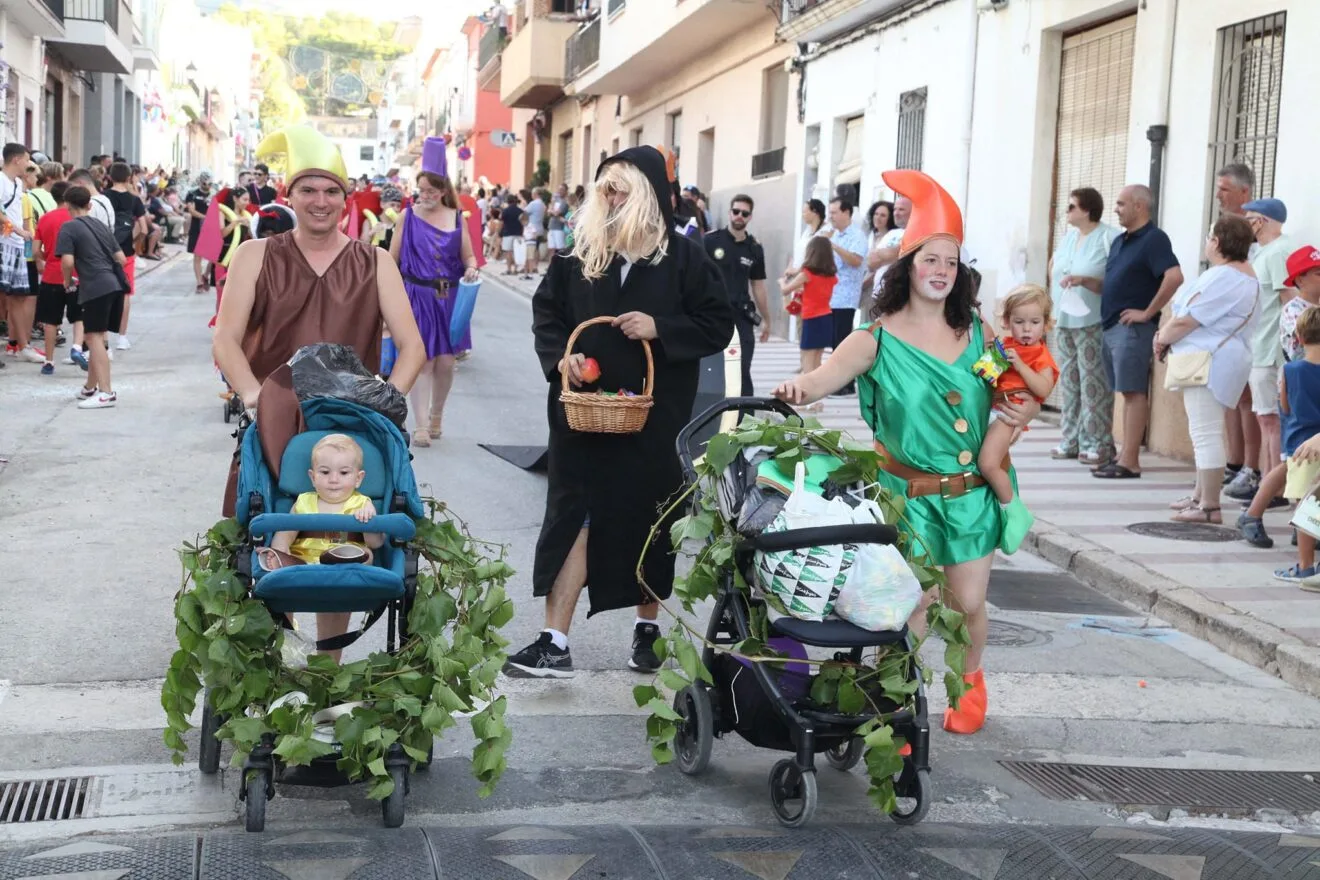 Desfile de carrozas en las fiestas de Gata de Gorgos 06