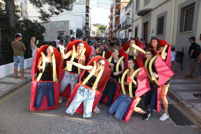 Desfile de carrozas en las fiestas de Gata de Gorgos 08