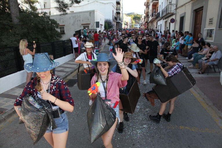 Desfile de carrozas en las fiestas de Gata de Gorgos 09