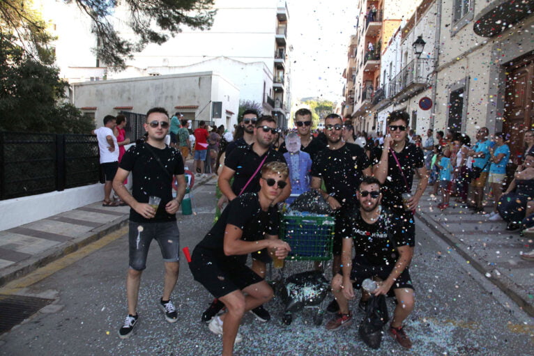 Desfile de carrozas en las fiestas de Gata de Gorgos 10