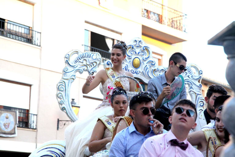 Desfile de carrozas en las fiestas de Gata de Gorgos 100