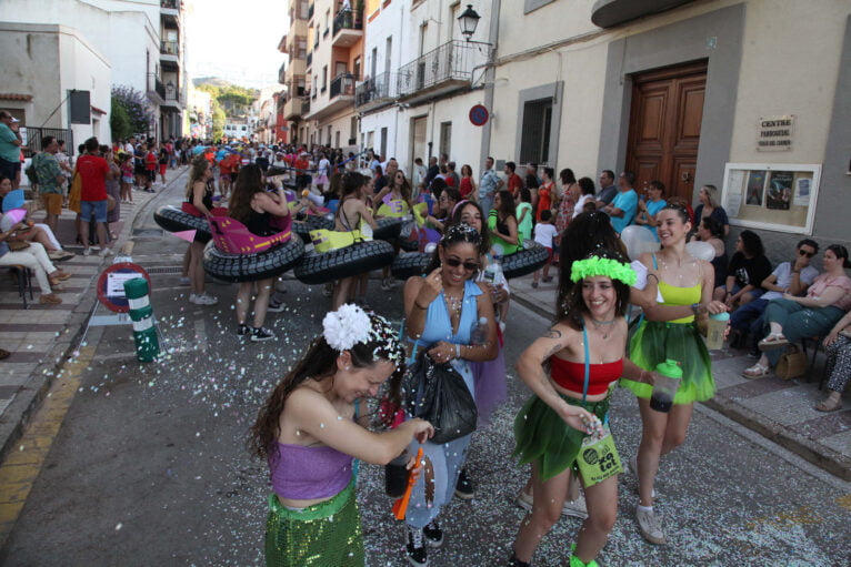 Desfile de carrozas en las fiestas de Gata de Gorgos 11