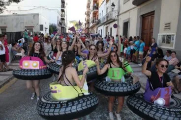 Desfile de carrozas en las fiestas de Gata de Gorgos 12