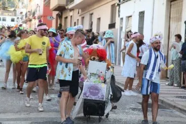 Desfile de carrozas en las fiestas de Gata de Gorgos 14
