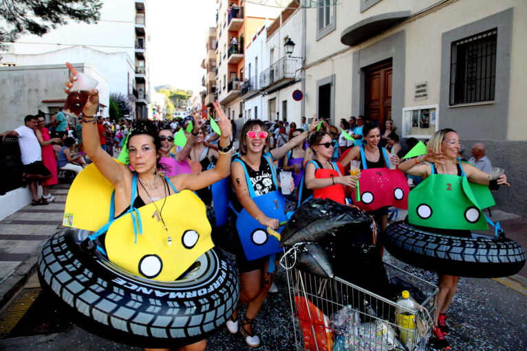 Desfile de carrozas en las fiestas de Gata de Gorgos 15