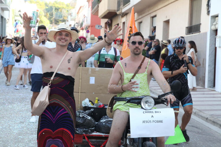 Desfile de carrozas en las fiestas de Gata de Gorgos 16