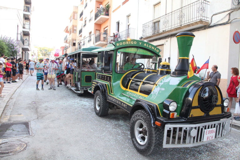 Desfile de carrozas en las fiestas de Gata de Gorgos 21