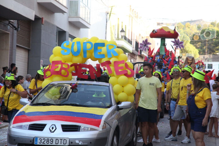 Desfile de carrozas en las fiestas de Gata de Gorgos 36