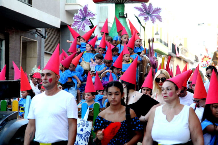 Desfile de carrozas en las fiestas de Gata de Gorgos 39