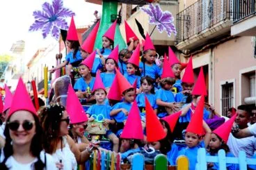 Desfile de carrozas en las fiestas de Gata de Gorgos 40