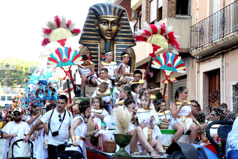 Desfile de carrozas en las fiestas de Gata de Gorgos 42