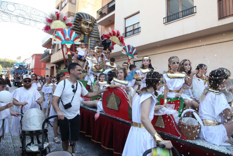 Desfile de carrozas en las fiestas de Gata de Gorgos 44