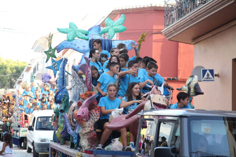 Desfile de carrozas en las fiestas de Gata de Gorgos 45