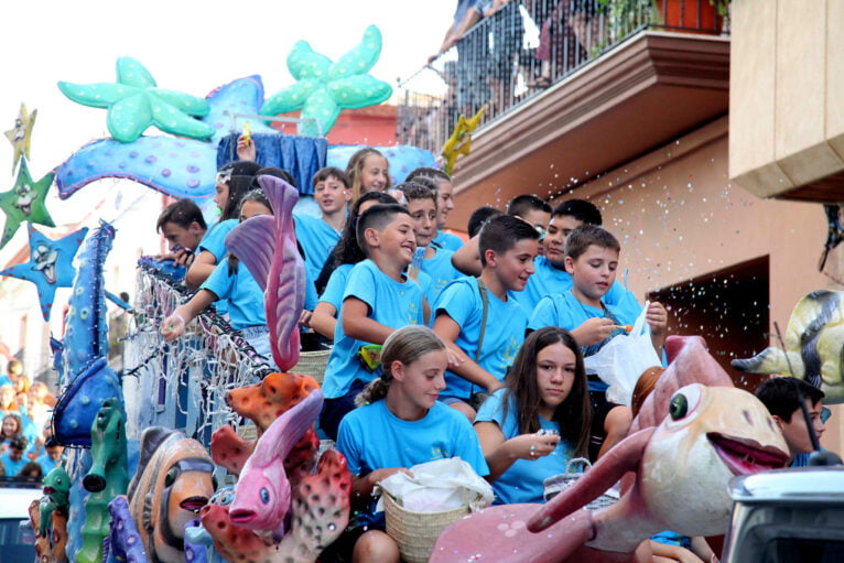 Desfile de carrozas en las fiestas de Gata de Gorgos 46