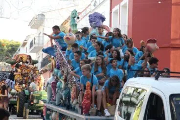 Desfile de carrozas en las fiestas de Gata de Gorgos 47