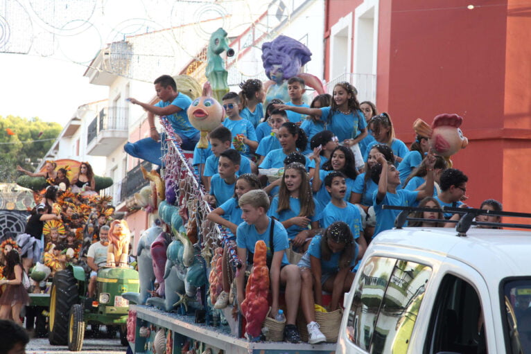 Desfile de carrozas en las fiestas de Gata de Gorgos 47