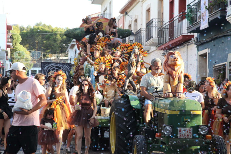 Desfile de carrozas en las fiestas de Gata de Gorgos 49