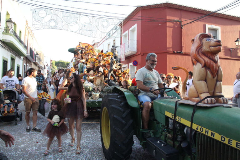 Desfile de carrozas en las fiestas de Gata de Gorgos 50