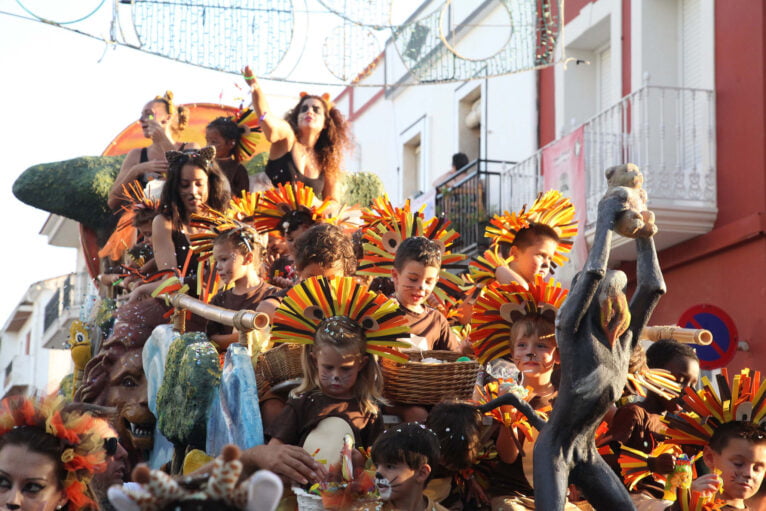 Desfile de carrozas en las fiestas de Gata de Gorgos 51