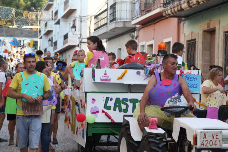 Desfile de carrozas en las fiestas de Gata de Gorgos 54