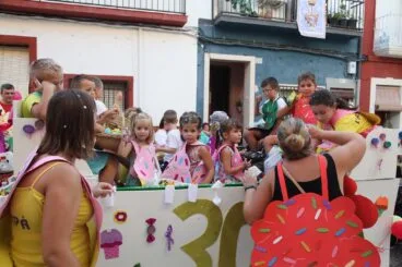 Desfile de carrozas en las fiestas de Gata de Gorgos 55