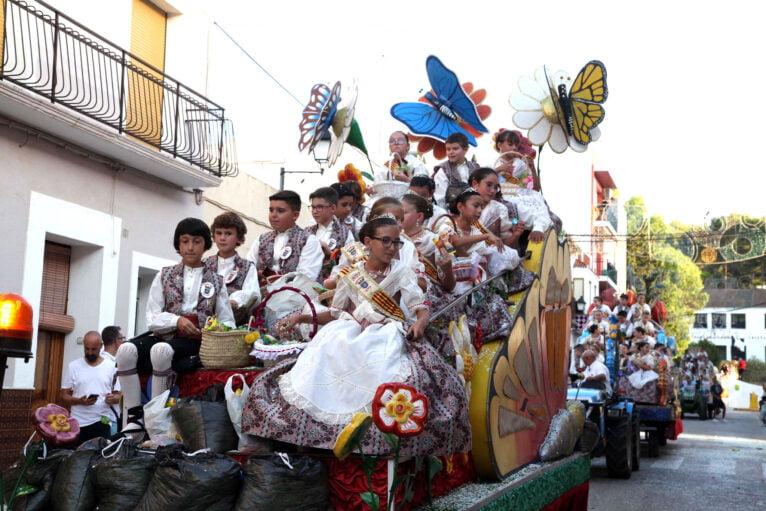 Desfile de carrozas en las fiestas de Gata de Gorgos 59