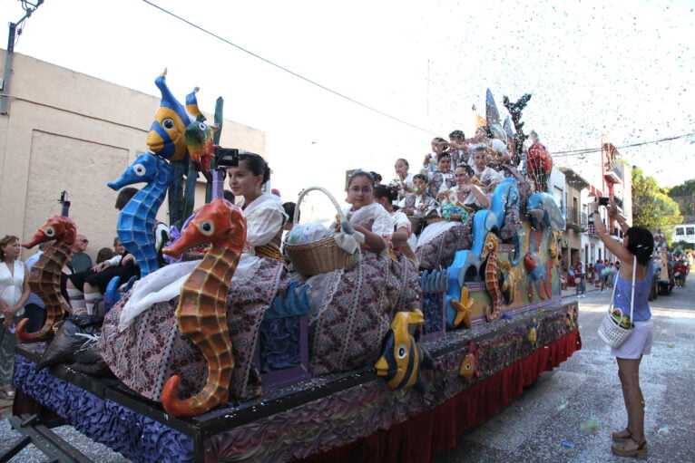 Desfile de carrozas en las fiestas de Gata de Gorgos 60