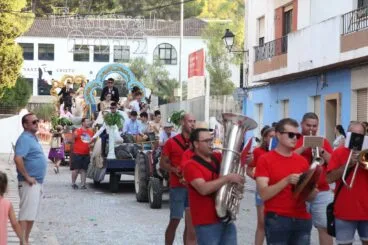 Desfile de carrozas en las fiestas de Gata de Gorgos 63