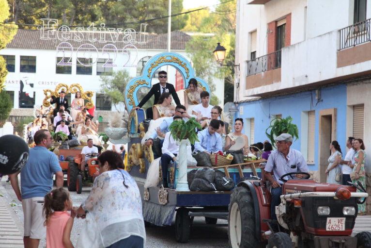 Desfile de carrozas en las fiestas de Gata de Gorgos 64