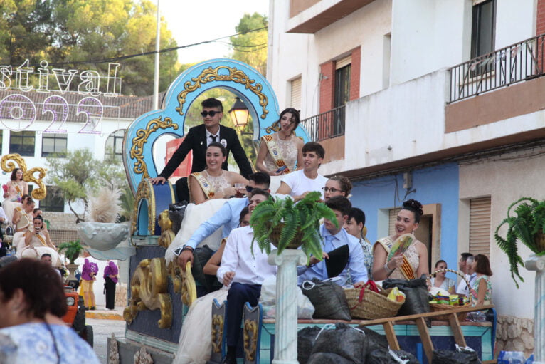 Desfile de carrozas en las fiestas de Gata de Gorgos 65