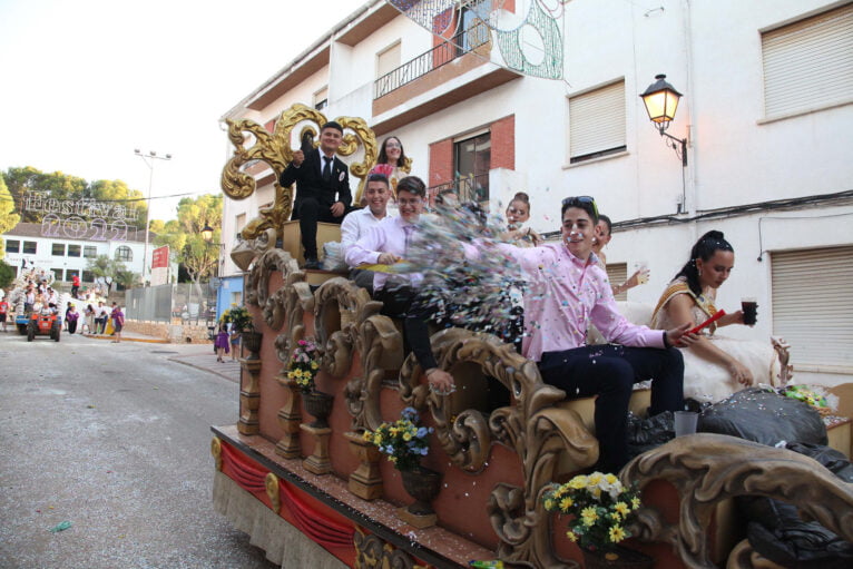 Desfile de carrozas en las fiestas de Gata de Gorgos 67