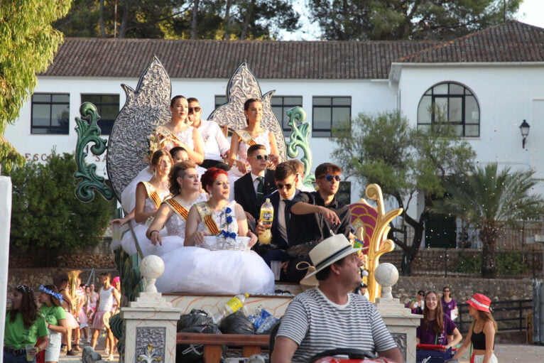 Desfile de carrozas en las fiestas de Gata de Gorgos 75