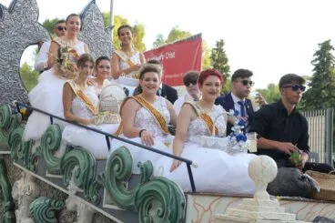 Desfile de carrozas en las fiestas de Gata de Gorgos 77